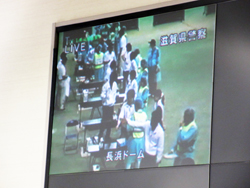 県民が長浜ドームへ避難移動しスクリーニングを受けるなどの訓練に参加する様子。