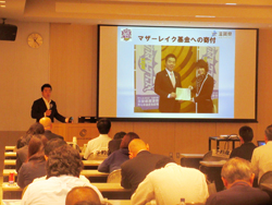 三日月知事が「第2回ライブ&イベント産業展」にて「イナズマロックフェス」の取組について講演する様子。