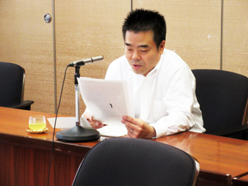 三日月知事の「知事談話」放送中の様子。