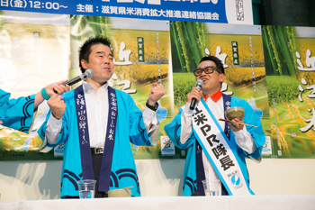 「近江米PR隊長」に任命されたタレントの宮川大輔さんと一緒に試食をした知事