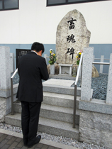 畜魂碑の前で獣畜の命に感謝する知事