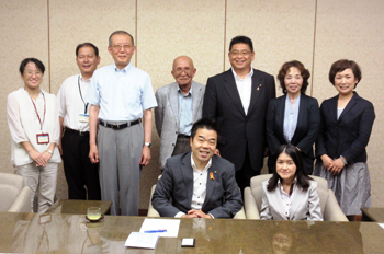 滋賀県難病連絡協議会の役員の皆さんと知事
