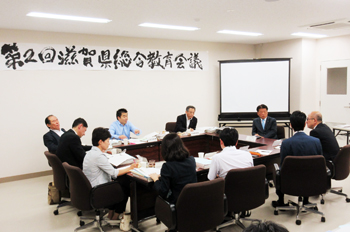 第2回総合教育会議で関係団体等と議論する知事