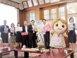 「女子旅びわ湖」発売の報告にお越しくださった株式会社日本旅行の皆さんと知事