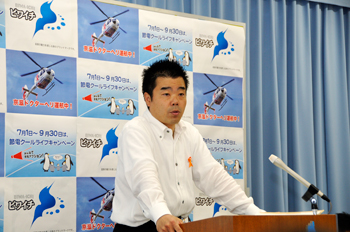 定例記者会見を行う知事