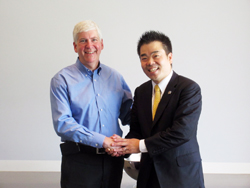 リック・スナイダー知事と面会する知事