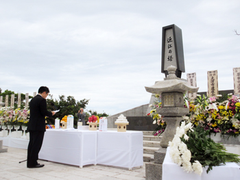 平和祈念公園内にある「近江の塔」を訪れた知事