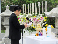 「近江の塔」を前に平和への願いを込めて祈る知事