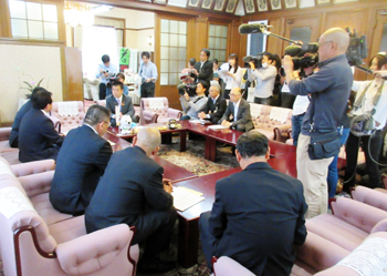 市長会から琵琶湖大橋通行料のあり方に関するご意見をいただく知事1