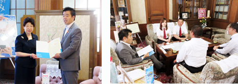 日本ユニセフ協会の方の表敬訪問をお受けする知事、滋賀県青年団体連合会の役員の皆さんによる活動報告を受ける知事
