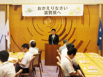 ハンセン病療養所入所者の皆さんとの昼食会であいさつをする様子