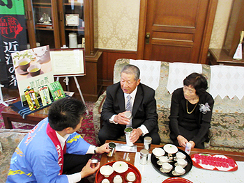 辻本喜代志さんご夫婦が来訪され歓談する様子
