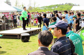 「びわこ地球市民の森のつどい2015」であいさつする様子