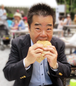 ビワマスバーガーを頬張る様子