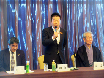 全国滋賀県人会連合会の総会にてあいさつする様子