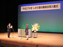 門出をお祝いする様子