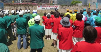 全国交通安全運動オープニング式でキャラバン隊を激励する様子