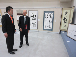 「大田左卿米寿展」で作品の説明を受ける様子