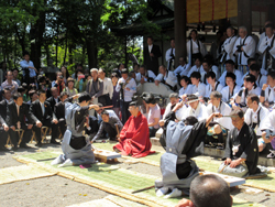 「すし切り祭」を視察する様子