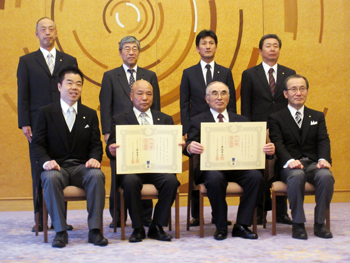 春の褒章・叙勲伝達式での褒章者との記念撮影
