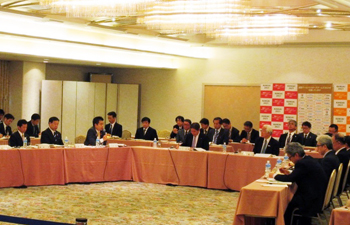 関西広域連合協議会、関西広域連合委員会に出席し意見交換を行う様子