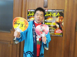 山中慎介選手の応援うちわを持ってボクシングポーズをとる様子