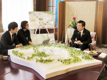 新生美術館の設計模型を前に妹島和世さんと西沢立衛さんと会談する様子