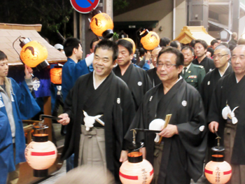長浜曳山祭「夕渡りの儀」に参加する様子