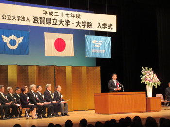 滋賀県立大学の入学式で挨拶をする様子
