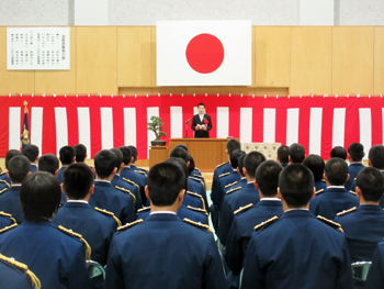 警察学校入校式に出席し、85名の入校生の皆さんを前に祝辞を述べる様子