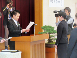 新年度の辞令交付に臨む様子