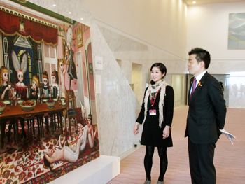 「びわ湖・アート・フェスティバル」で作品を鑑賞する様子