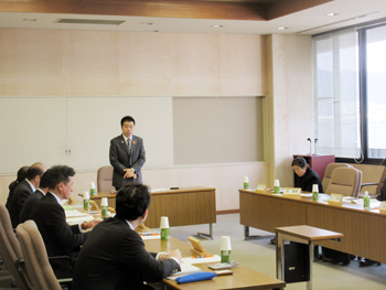 滋賀県造林公社の理事会にて挨拶をする様子