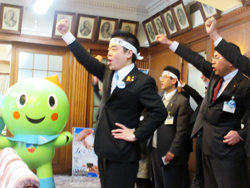 ハチマキを巻いて「環境によし、健康によし、地域にもよし、エコ通勤、みんなで一緒にがんばろう!」と声をあげる様子