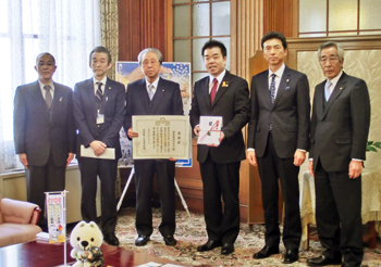 滋賀特機(株)の皆さんに感謝状を渡す様子