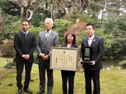 東近江圏域働き・暮らし応援センター“Tekito-”の野々村光子センター長との記念撮影