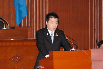一般質問への答弁を行う様子