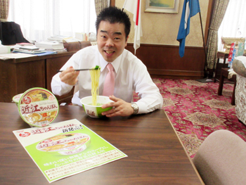 麺ニッポン 近江ちゃんぽんを堪能する様子