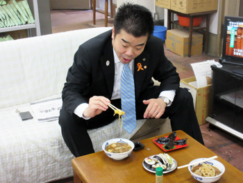 忍者鍋、忍者餃子などを堪能する様子