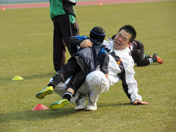 子どもたちとのラグビー練習会に参加