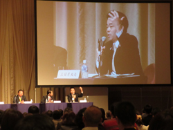 「いまこそしょうがいを「力」に、生きることを「光」に!~準備を急ごう!2020年は東京オリパラ!~」と題したセッションにて話す様子