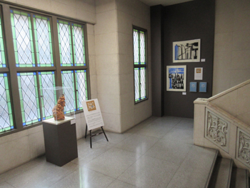 本館正面階段の展示品