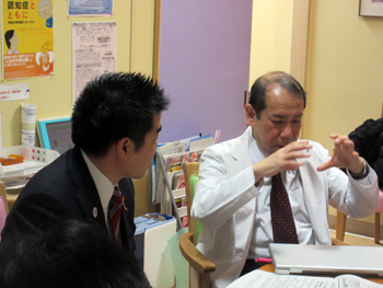 緑づくりを通じて地域社会に貢献してこられた藤本さんに表彰状を授与