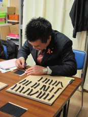 手内職を体験する様子