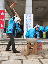 知事自ら餅つきを行う様子