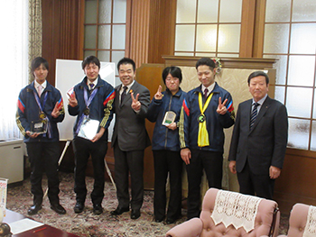 第52回技能五輪全国大会・第35回全国障害者技能競技大会の入賞選手の皆さんとの集合写真