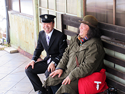 鉄道写真家の中井精也さんと対談する様子