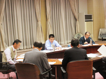 県議会一般質問に備えて協議を行う様子