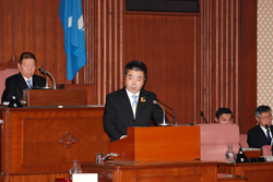 県議会の代表質問に対する答弁を行う様子