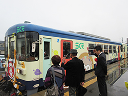 車両を視察する様子